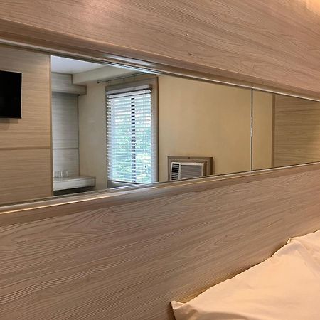 Spaces Hotel Makati Макати Экстерьер фото