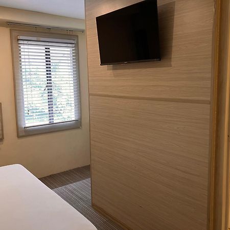 Spaces Hotel Makati Макати Экстерьер фото