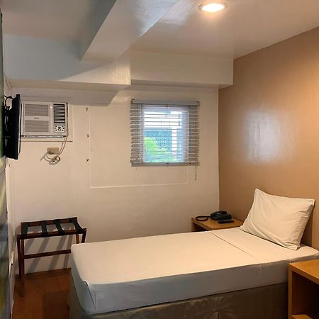 Spaces Hotel Makati Макати Экстерьер фото