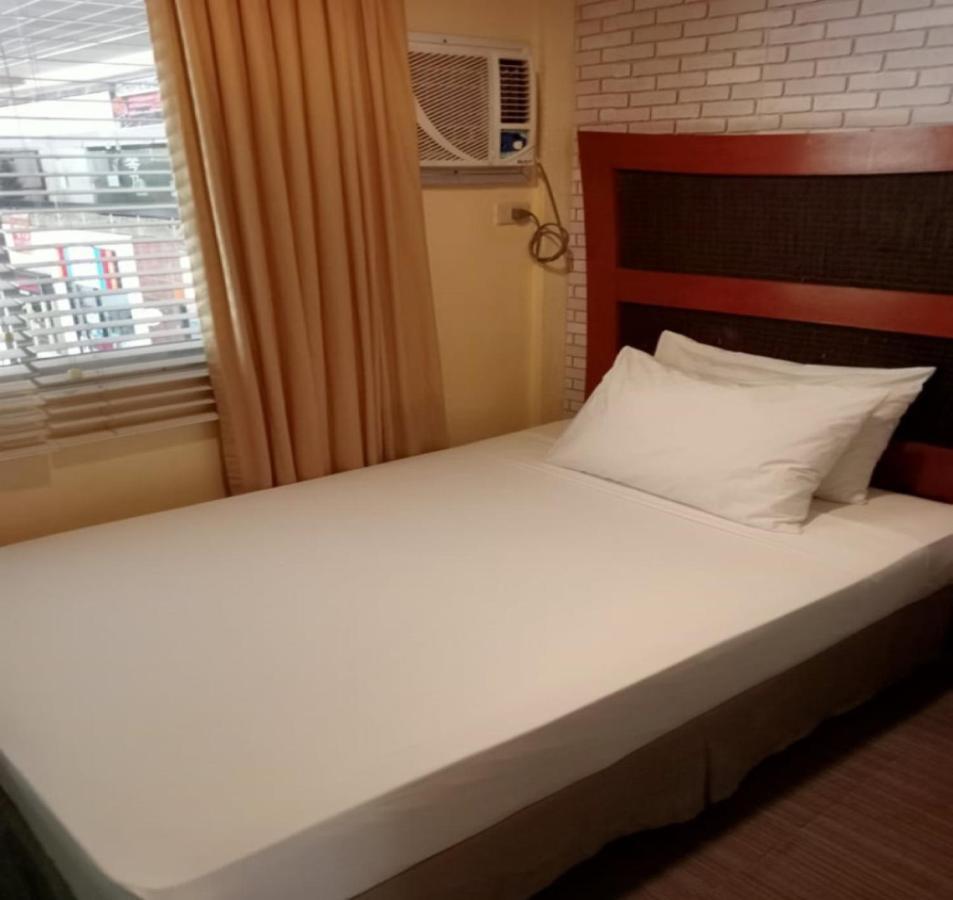 Spaces Hotel Makati Макати Экстерьер фото