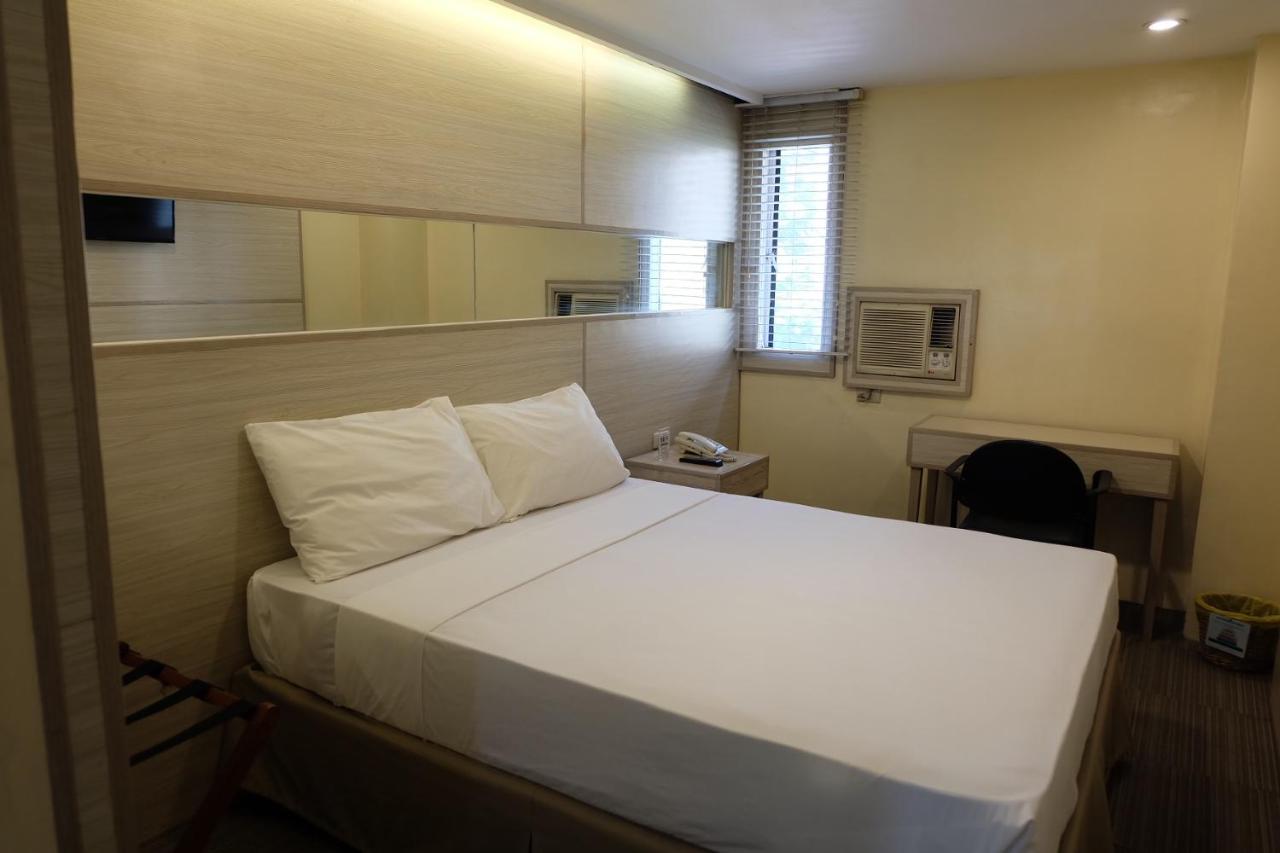 Spaces Hotel Makati Макати Экстерьер фото