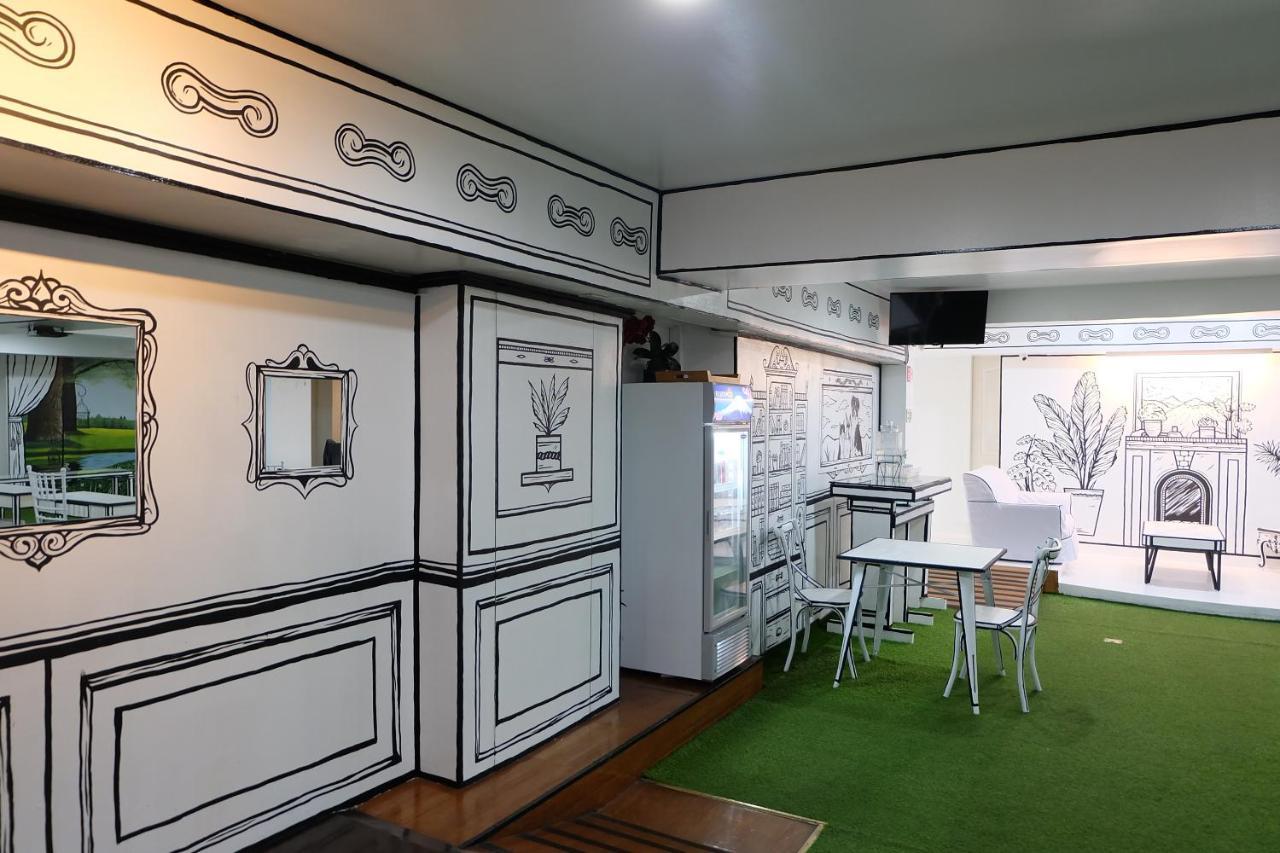 Spaces Hotel Makati Макати Экстерьер фото