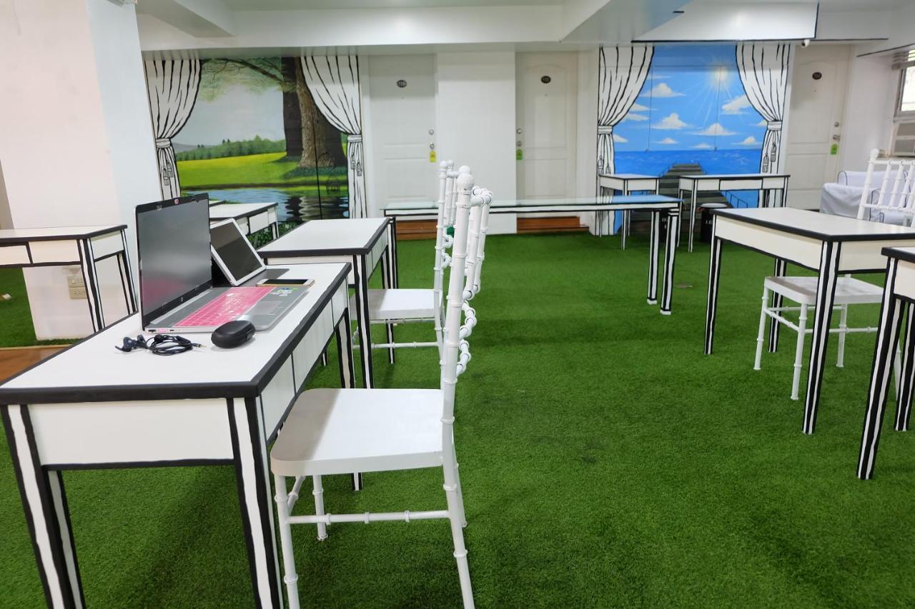 Spaces Hotel Makati Макати Экстерьер фото