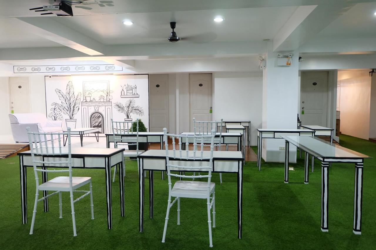 Spaces Hotel Makati Макати Экстерьер фото