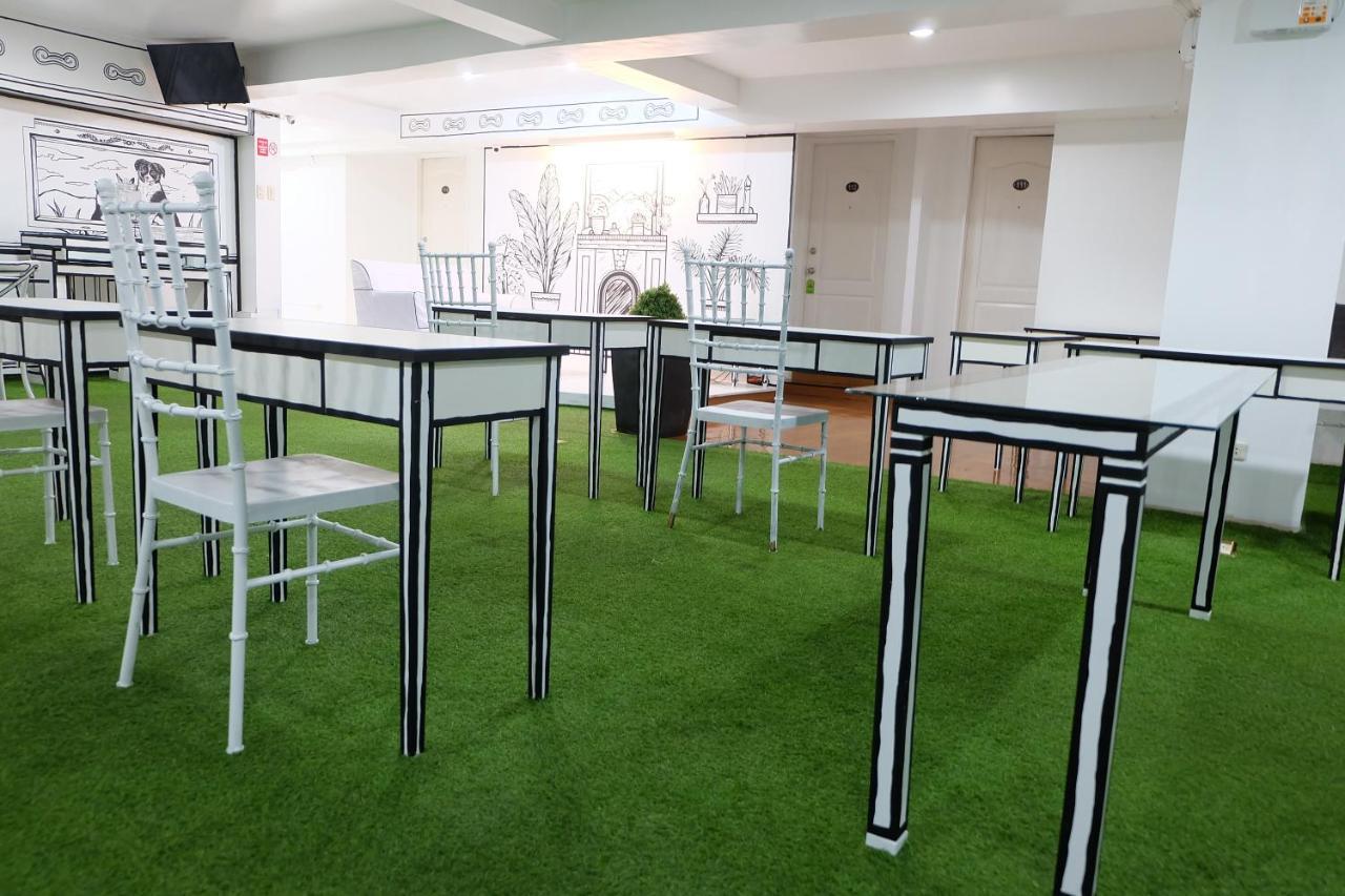 Spaces Hotel Makati Макати Экстерьер фото