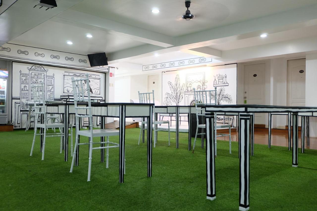 Spaces Hotel Makati Макати Экстерьер фото