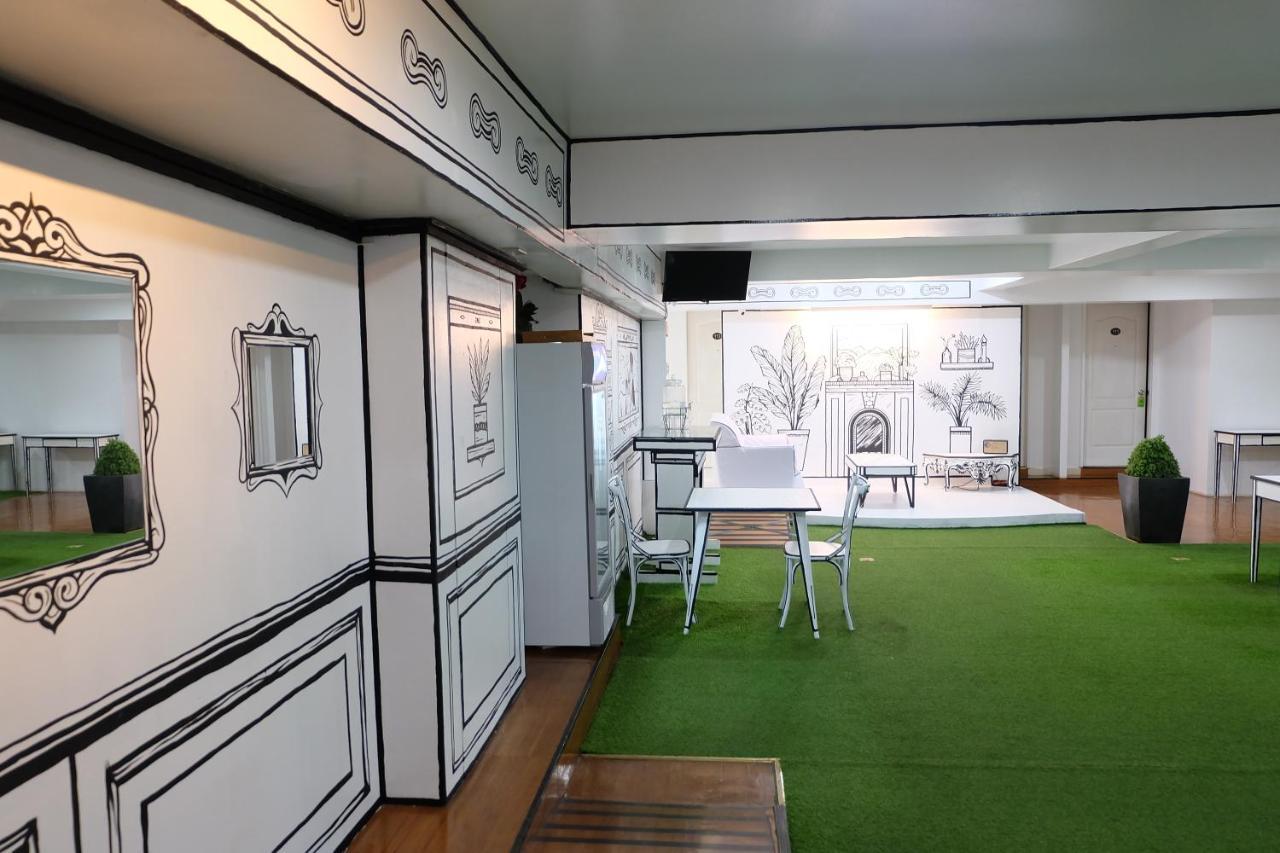 Spaces Hotel Makati Макати Экстерьер фото