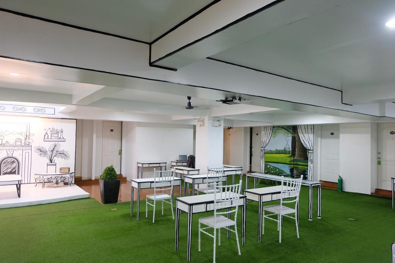 Spaces Hotel Makati Макати Экстерьер фото