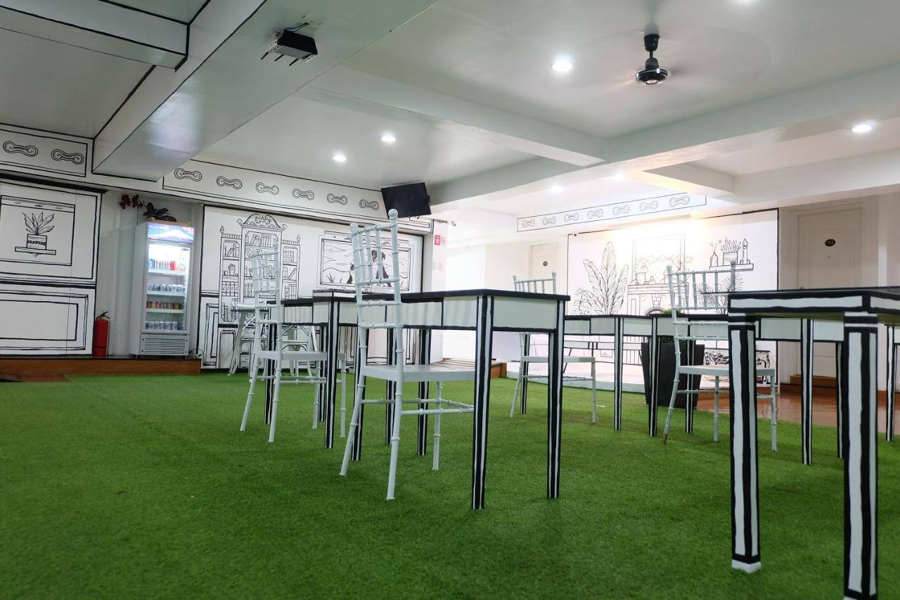 Spaces Hotel Makati Макати Экстерьер фото