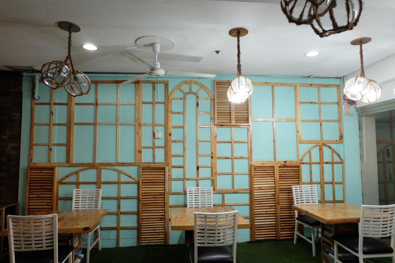 Spaces Hotel Makati Макати Экстерьер фото