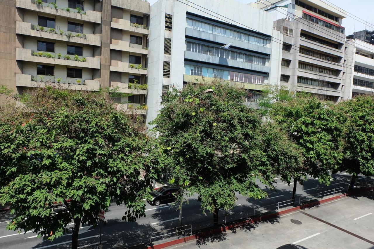 Spaces Hotel Makati Макати Экстерьер фото