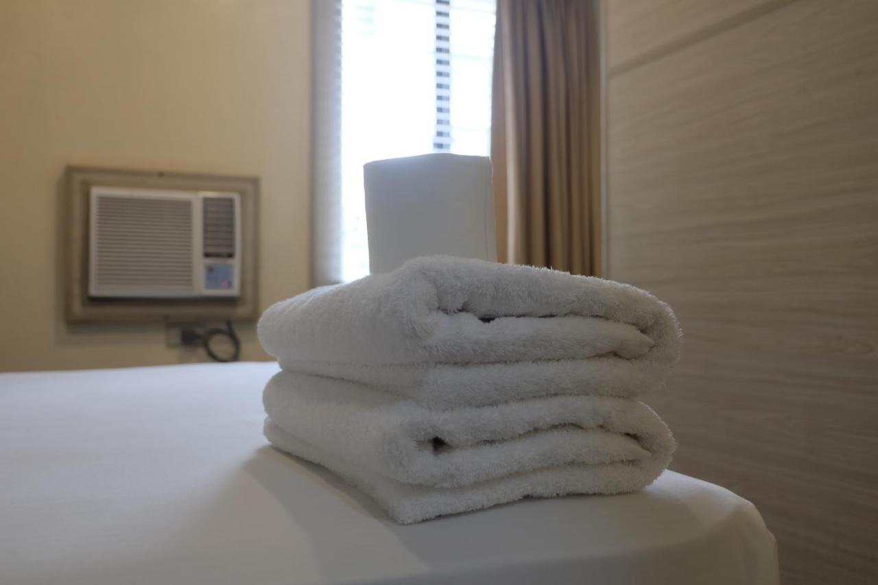 Spaces Hotel Makati Макати Экстерьер фото