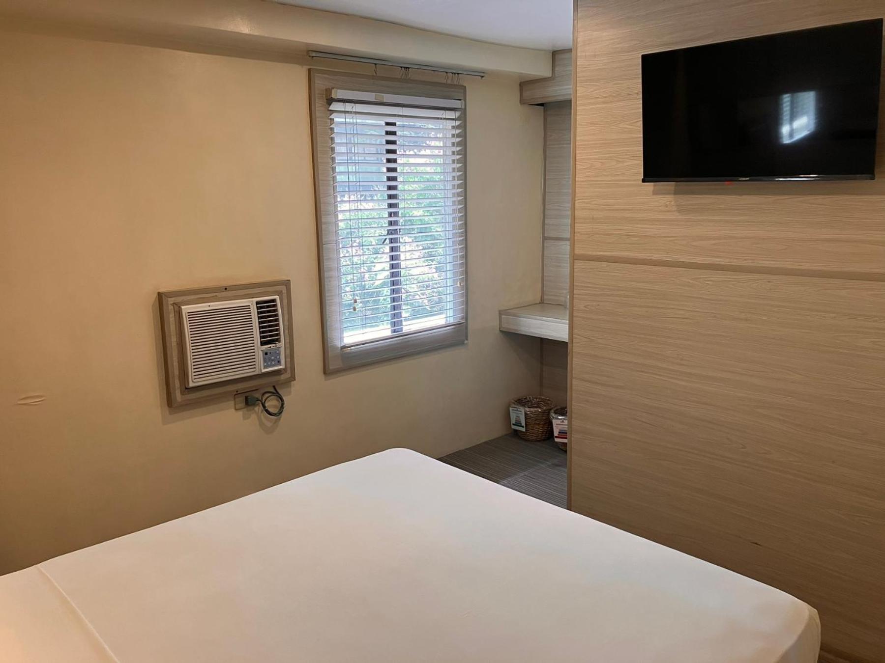 Spaces Hotel Makati Макати Экстерьер фото