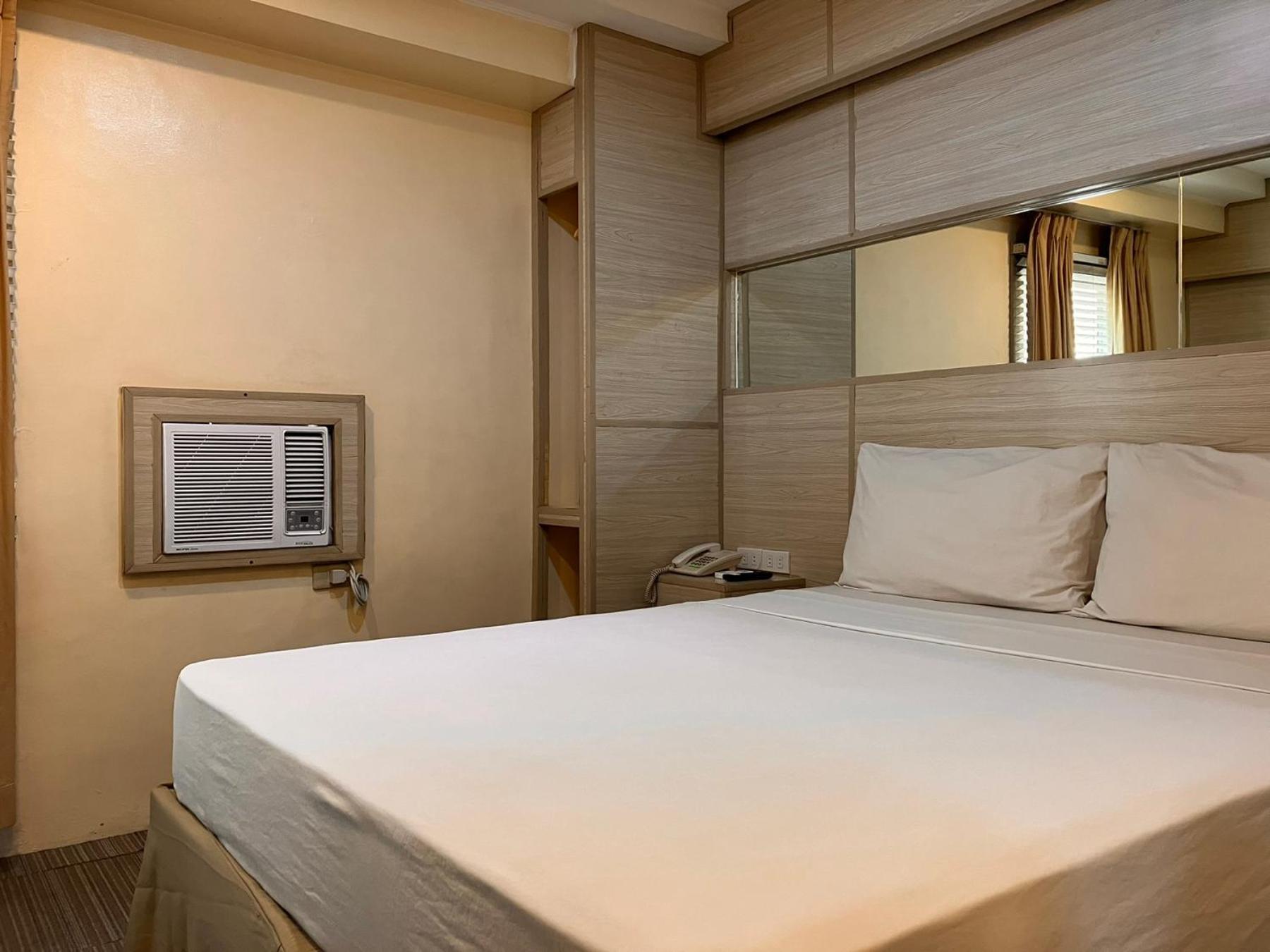 Spaces Hotel Makati Макати Экстерьер фото