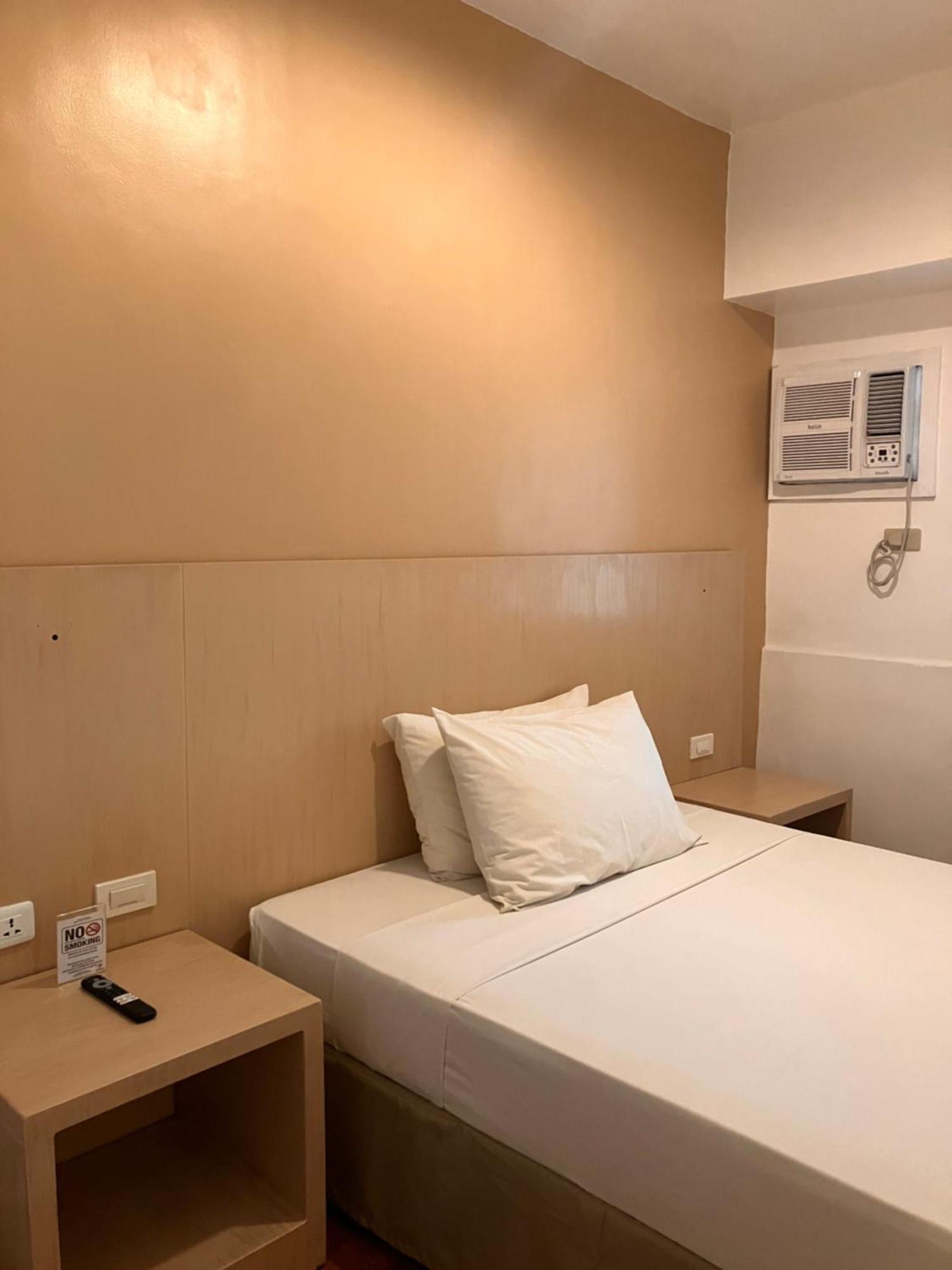 Spaces Hotel Makati Макати Экстерьер фото