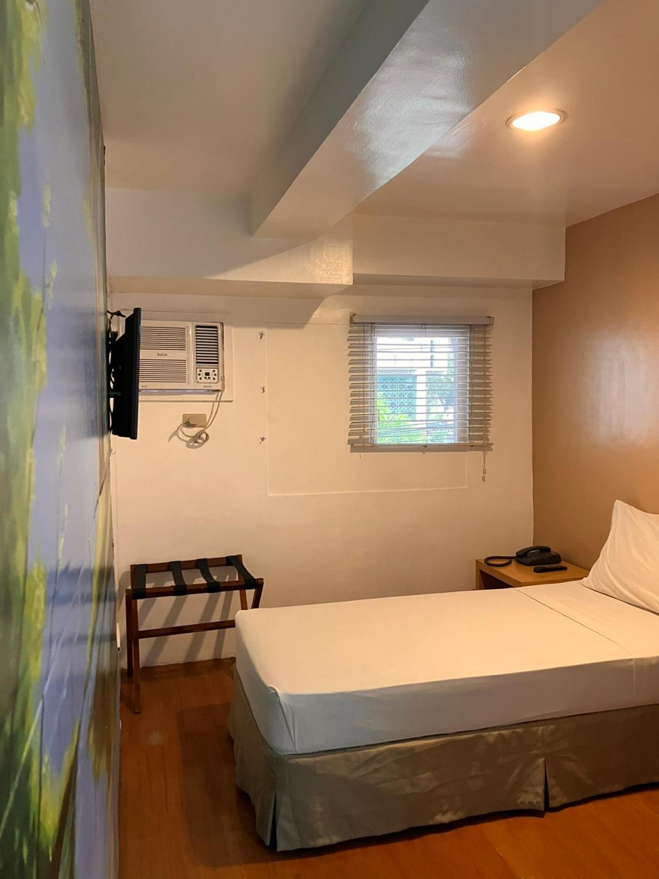 Spaces Hotel Makati Макати Экстерьер фото